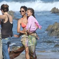 Halle Berry spends her 45th birthday on Malibu Beach photos | Picture 59749